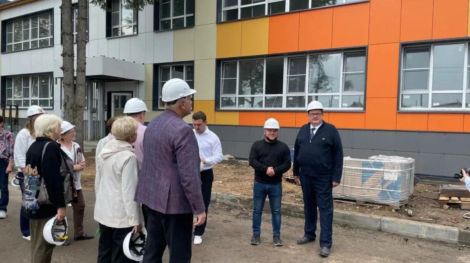 КАШИРА. Как депутат Московской областной Думы принял участие в мониторинге капитального ремонта дошкольного отделения школы № 7 (детский сад № 13), расположенного на улице Вахрушева, дом 16