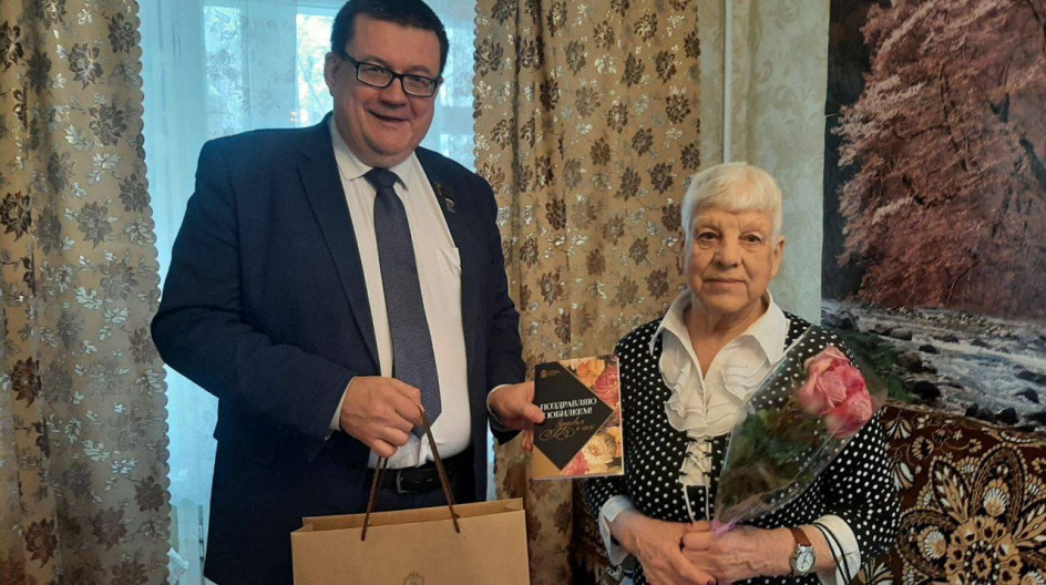 КАШИРА. Поздравил с 90-летним юбилеем и наступающим Международным женским днем Раису Казимировну Маушеву.
