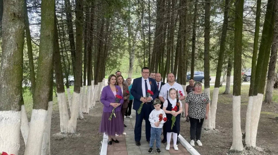 БУРЦЕВО. Возложили цветы к памятнику павшим односельчанам в деревне БУРЦЕВО городского округа Кашира.