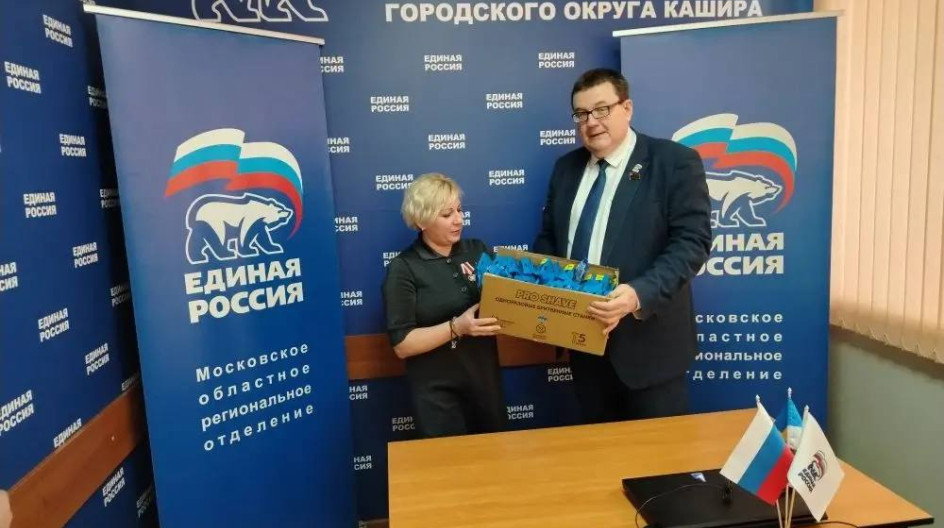 КАШИРА. Передал гуманитарную помощь и вручил медаль «За жертвенное служение» руководителю объединения волонтеров  «ZOV сердца Кашира‑8» Елене Буравцевой.