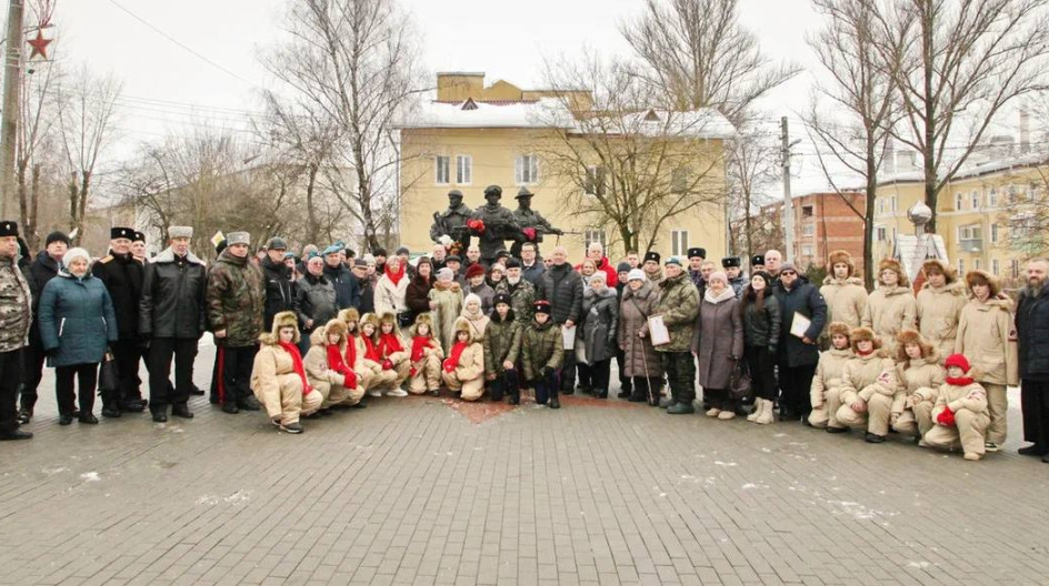 КАШИРА. Вместе с ветеранами боевых действий и каширянами почтили память земляков в День памяти о россиянах, исполнявших служебный долг за пределами Отечества на Аллее Героев в Кашире-2.