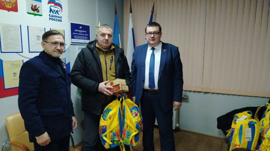 КАШИРА. На православный Новый год вручили новогодние подарки ребятишкам из семей защитников Отечества и многодетных семей.