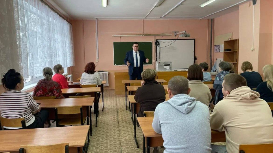 УСПЕНСКИЙ. Встретился с коллективом Совхозной школы.
