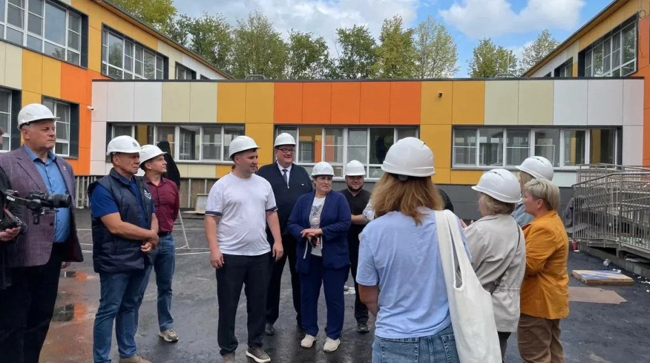 КАШИРА. В рамках «Родительской приемки», инициированной партией «Единая Россия», как депутат Московской областной Думы принял участие в мониторинге капитального ремонта дошкольного отделения школы № 7