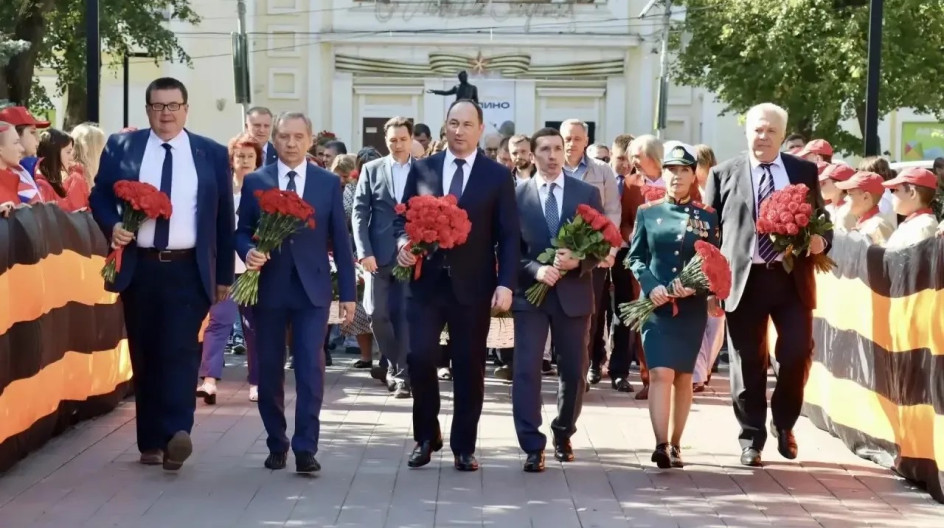 СТУПИНО. Принял участие в церемонии возложения цветов в сквере имени Героя Советского Союза Владимира Полякова как депутат Московской областной Думы
