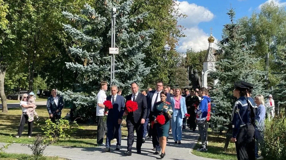 СТУПИНО. Как депутат Московской областной Думы принял участие в церемонии возложения цветов к мемориалу участникам специальной военной операции на бульваре Победы