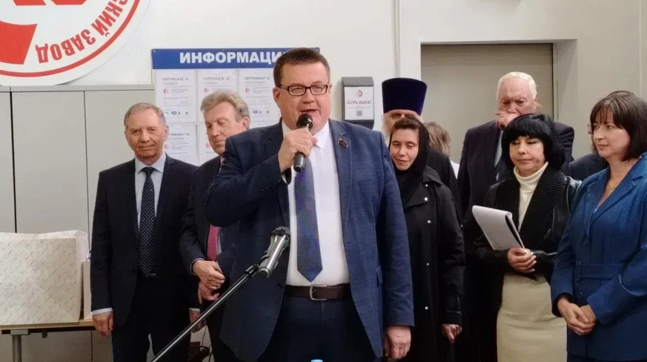 СТУПИНО. Поздравил коллектив «Ступинского химического завода» с Днём химика